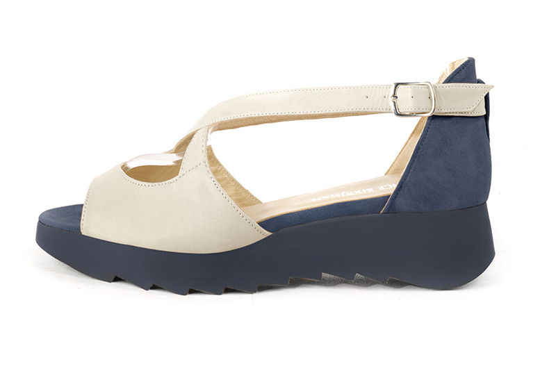 Off white and denim blue women's closed back sandals, with crossed straps. Round toe. Low rubber soles. Profile view - Florence KOOIJMAN